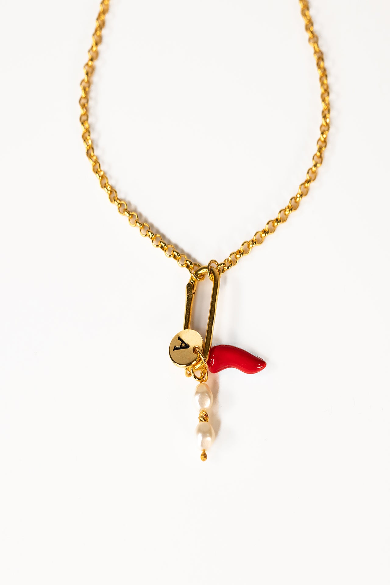 Aura Charm – Edelstahlkette mit Buchstabenanhänger, Süßwasserperle & Paprika-Element