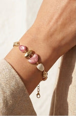 Elegantes Edelstahl Armband mit Rosa Details – Goldfarben