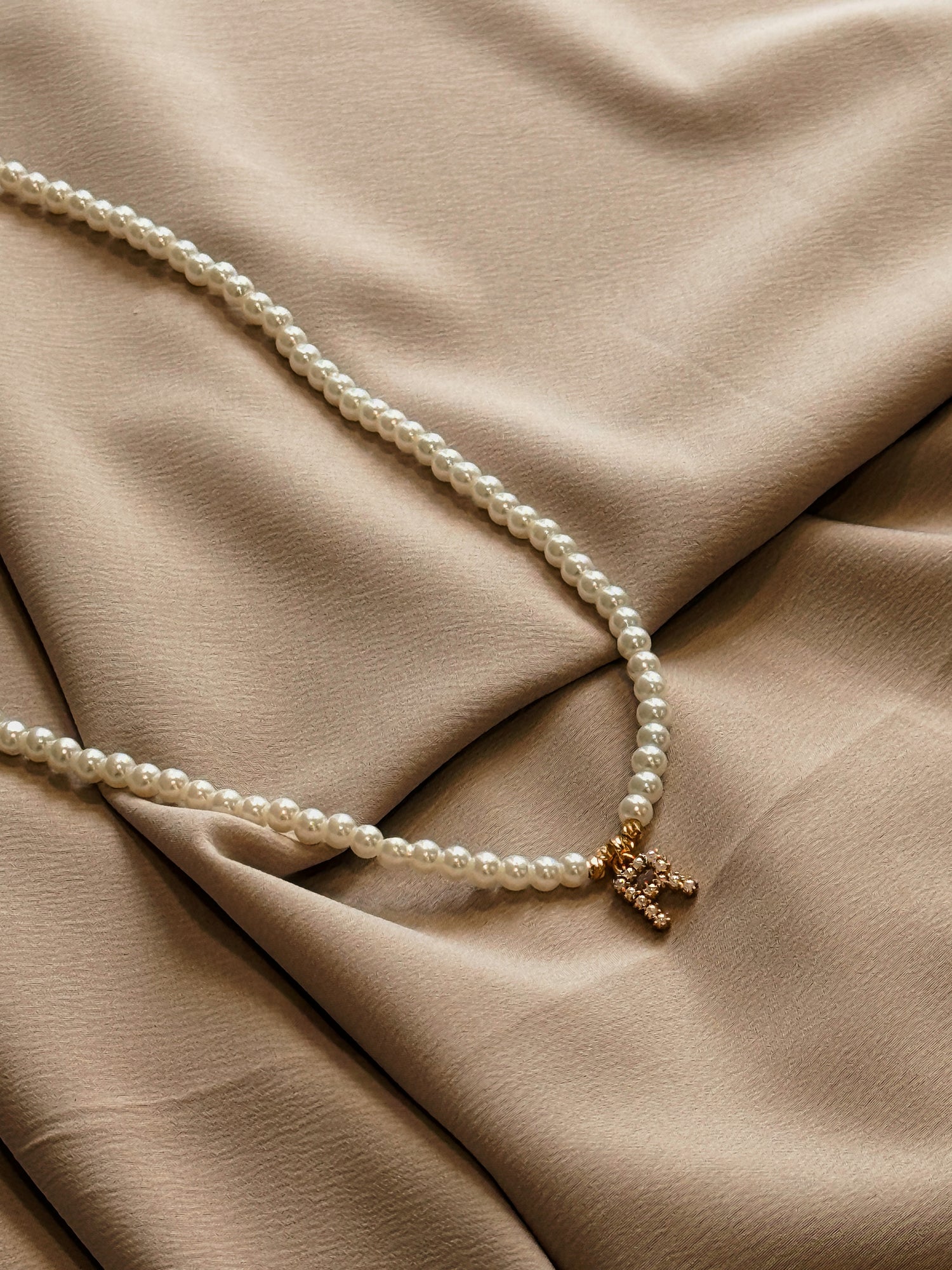 R-Perle – Elegante Perlenkette mit Buchstabenanhänger R