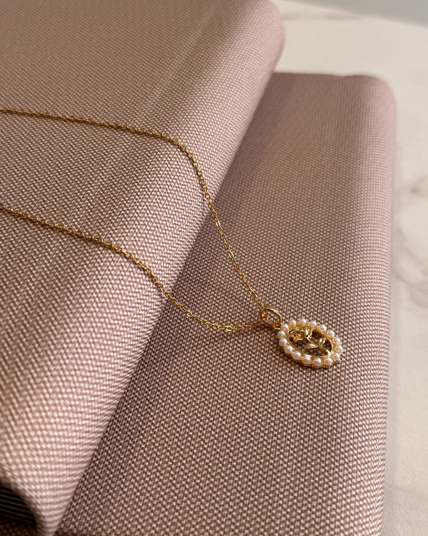 Fleur de Perle – Edelstahlkette mit Blumenanhänger & Perlenverzierung